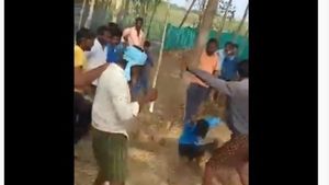 దారుణం.. దళిత యువకులను చెట్టుకు కట్టేసి కొట్టారు... షాకింగ్ వీడియో..