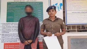 Wife: నా మొగుడు పచ్చి కామాంధుడు, నేను తట్టుకోలేను, కోడిపులుసు టెక్నిక్‌తో చంపేసిన భార్య ! 