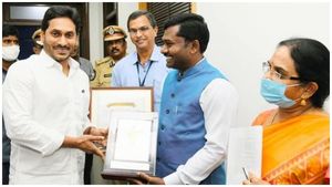 వెరీ గుడ్ : అనంతపురం కలెక్టర్ గంధం చంద్రుడుకు సీఎం జగన్ ప్రశంస -ఇలాంటి అవార్డులు మరెన్నో..