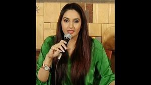 Actress: అమ్మతోడు... ప్రెస్ మీట్ లో మేడమ్ ఆ ఒక్కమాట మాట్లాడితే ఒట్టు, చెప్పిందే, ఎస్కేప్ !