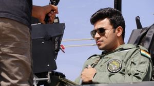 డిఫెన్స్ ఎయిర్‌క్రాఫ్ట్‌లో బీజేపీ ఎంపీ గగన విహారం: తేజస్‌లో చక్కర్లు కొట్టిన తేజస్వి 
