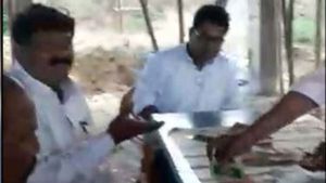 పాఠశాలలోనే టీచర్లతో కలిసి మద్యం సేవించిన ఎంఈవో, చిందులు: వీడియో వైరల్