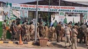 జగన్‌కు అమరావతి రైతుల సెగ: వ్యతిరేక నినాదాల హోరు: సచివాలయానికి వెళ్తోండగా