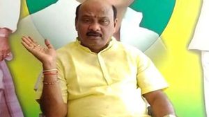 పావురాల గుట్టలో పావురం..కోడికత్తి: వైఎస్ మరణంపై అయ్యన్న డౌట్స్: కొడాలి నాని గుడివాడ గొర్రె