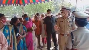 చివరి విడత పోలింగ్: స్వయంగా బరిలో దిగిన పోలీస్ బాస్: ఓటర్లను పలకరిస్తూ 