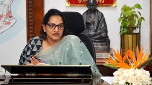నిమ్మగడ్డ మార్క్ ఫైర్: మున్సిపల్ ఎన్నికలకు ముందే: గ్రేటర్ విశాఖ కమిషనర్‌పై బదిలీ వేటు
