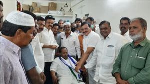 YSRCPకి హిందూపురం టీడీపీ మాజీ ఎమ్మెల్యే: వైఎస్సార్ ప్రభంజనంలోనూ విజయం సాధించిన నేతగా