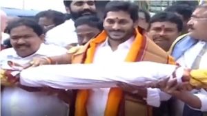 అంతర్వేది ఆలయం రథం లాగిన వైఎస్ జగన్: పట్టు వస్త్రాలతో స్వామివారి కల్యాణోత్సవంలో