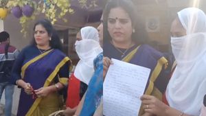రాజమండ్రి పాస్టర్‌: ప్రార్థనల కోసం వెళ్తే..న్యూడ్ వీడియోలు తీశాడు: యువతికి అండగా కరాటే కల్యాణి