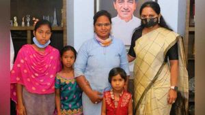  తెలంగాణ తొలి మహిళా మెకానిక్... ఎడవల్లి ఆదిలక్ష్మికి ఎమ్మెల్సీ కవిత చేయూత... 