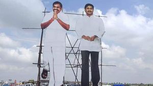 అసెంబ్లీ ఎన్నికల వేళ..తమిళనాడులో వైఎస్ జగన్ భారీ కటౌట్: సీఎం పళనిస్వామి సహా