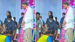 'కొంగు పట్టి అడుగుతున్నా.. మీ బిడ్డ లాంటిదాన్ని సారు..' ఎమ్మెల్సీ పల్లా కాళ్లపై పడి వేడుకున్న మహిళ...