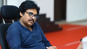 విశాఖ ఉక్కు ప్రైవేటీకరఫై పవన్ కల్యాణ్ యూటర్న్: ఆ ఒక్క మాటతో 