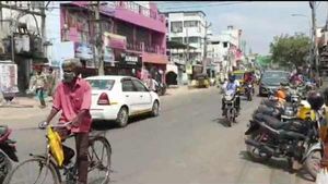  Social media: ఆంటీ, అంకుల్ స్కెచ్, సంసారుల స్ట్రీట్ లో ఏం చేశారంటే, దెబ్బకు హడల్ ! 