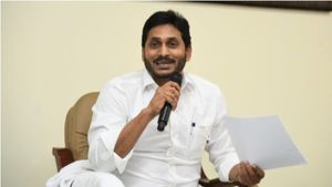 జగన్‌ ప్లాన్‌ బ్యాక్‌ ఫైర్- భూములమ్మి స్టీల్‌ ప్లాంట్‌ కాపాడతారా ? సర్వత్రా విమర్శల వెల్లువ