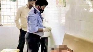  షాకింగ్: గాయపడిన వ్యక్తికి కుట్లు వేసిన సెక్యూరిటీ గార్డు.. రాజాం ప్రభుత్వ ఆస్పత్రిలో ఘటన...