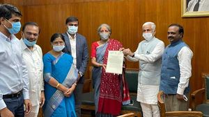 వైసీపీ పోరు షురూ: నిర్మలమ్మతో భేటీ: యాక్షన్ ప్లాన్‌: ప్రైవేటీకరణను అడ్డుకోవడానికి ఎందాకైనా