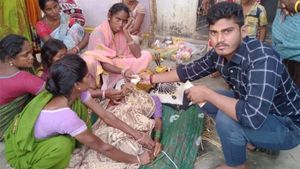  వాలంటీర్ అత్యుత్సాహం.. చనిపోయిన వృద్ధురాలికి పింఛను అందజేత