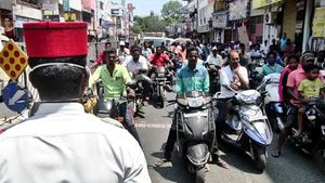 రూల్ ఫర్ ఆల్ ... మాస్క్ ధరించని సిఐ కి ఫైన్ వేసిన గుంటూరు అర్బన్ ఎస్పీ 