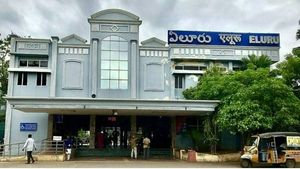 ఏలూరు ఎన్నికలపై టెన్షన్‌-హైకోర్టులో సర్కార్‌ పిటిషన్- అటు యథావిధిగా ఏర్పాట్లు 