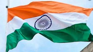  జాతీయ పతాకంతో డిజైన్ చేసిన కేక్ కట్ చేయడంపై మద్రాస్ హైకోర్ట్ సంచలన తీర్పు