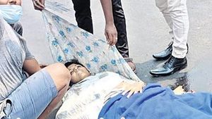 నాన్నా.. నన్ను బయటికి తీయండి -బస్సు చక్రాల కింద నలిగి యువతి ఆర్తనాదం -విశాఖలో ఘోర ప్రమాదం