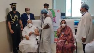 గవర్నర్ బిశ్వభూషణ్ దంపతులకు కరోనా వ్యాక్సిన్: మంత్రి ఆదిమూలపు కూడా 