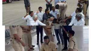 చంద్రబాబు పై నాడు - నేడు స్కీమ్: ప్లేస్ ఒక్కటే మారింది..మిగతాదంతా సేమ్ టూ సేమ్:నెటిజెన్ల సెటైర్స్