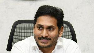 వైఎస్ జగన్ సంచలనం: సోషల్ మీడియాలో ఇష్టానుసారంగా పోస్టులు కుదరవిక: కట్టడిపై