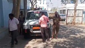 Lovers: కూతురి లవ్ స్టోరీలో తండ్రి విలన్, మామతోనే మందుకొట్టి, ఫినిష్, స్టోరీ చెప్పాడు !  