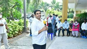 ఆయన గెడ్డంలోని వెంట్రుక కూడా పీక్కోలేరు: జగన్ రెడ్డి కామెడి నవ్వొస్తోంది: నారా లోకేష్