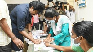 విజయవాడలో జోరుగా పోలింగ్‌- పడమటలంకలో ఓటేసిన పవన్ కళ్యాణ్‌