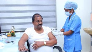 కరోనా ముక్త భారత్ కోసం: వ్యాక్సిన్ తీసుకున్న సోము వీర్రాజు: కర్నూలులో