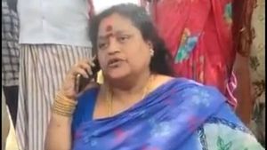 ఏపీ స్పీకర్ తమ్మినేని సతీమణి ఆన్ ఫైర్: మేం వెధవలమా?: మీకు ఫైవ్‌స్టార్ హోటళ్లు