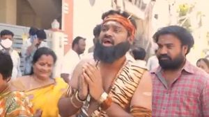 కుర్రో కుర్రో..చంద్రబాబు పలుకు: చూపుడు వేలితో చేయరాని నేరం: కోయదొర వేషంలో టీడీపీ నేత