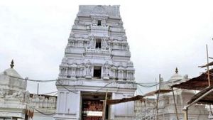  రాజన్న ఆలయంలో అపచారం.. కైలాసగిరి చిత్రాలతో వెండిపటం... 