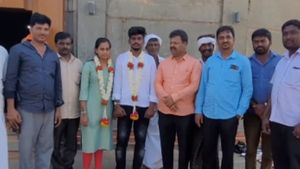  Lovers: గుడిలో ప్రేమికులకు సీఎం పీఏ హితోపదేశం, అమ్మాయి తండ్రికి ఫోన్ చేసి, వైరల్ ! 