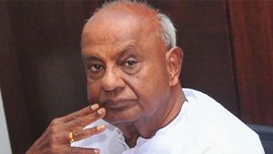 Bengaluru: మాజీ ప్రధాని దంపతులకు కరోనా పాజిటివ్; ఐటీ హబ్ హడల్, ధైర్యం చెప్పిన సీఎం ! 