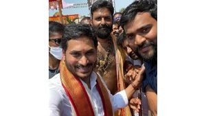 శివయ్య సేవలో సీఎం: కొడాలి నానితో కలిసి పాలాభిషేకం: వేములవాడ రాజన్నకు పట్టువస్త్రాలు