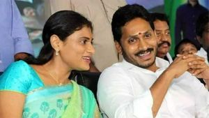  అన్న బాటలోనే చెల్లి: షర్మిల పార్టీ జెండా..అజెండా అచ్చంగా: వైసీపీ రంగుల్లో పతాకం: వారంలో