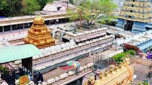 బెజవాడ దుర్గ గుడి అక్రమాల లెక్క తేల్చే పనిలో విజిలెన్స్ అధికారులు .. రెండో రోజు సోదాలు