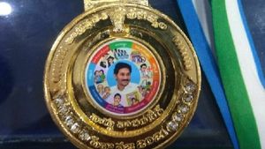 వైఎస్ జగన్ చేతుల మీదుగా అవార్డులను అందుకోబోయే వలంటీర్లు వీరే.. సీఎం సభ షెడ్యూల్ ఇదే