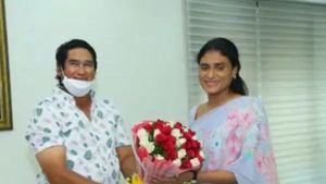  తెలంగాణలో కొత్త పార్టీకి అవకాశం: షర్మిలతో మాజీ డీజీపీ భేటీ, 9న పార్టీలో చేరిక! 
