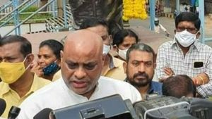 ఏపీలో కరోనా భయం , నైట్ కర్ఫ్యూపై యోచన .. సీఎం జగన్ చోద్యం చూస్తున్నారన్న అచ్చెన్న