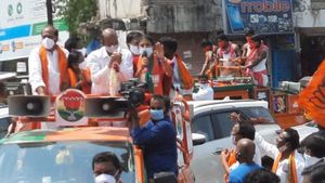 టీఆర్ఎస్ టికెట్లు రౌడీలు, గూండాలకే , కేసీఆర్ కబ్జాల పార్టీని తరిమి కొట్టండి : బండి సంజయ్ ధ్వజం 