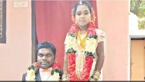 అతను రెండడుగులు... ఆమె నాలుగడుగులు.. పెద్దలు కుదుర్చిన పెళ్లితో ఒక్కటైన జంట...