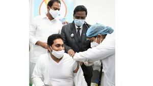 కరోనా వ్యాక్సిన్ తీసుకున్న సీఎం జగన్ దంపతులు... గుంటూరు భారత్‌పేట సచివాలయంలో... 