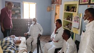  మాజీ సర్పంచ్‌ను పరామర్శించిన ఎమ్మెల్సీ జీవన్ రెడ్డి
