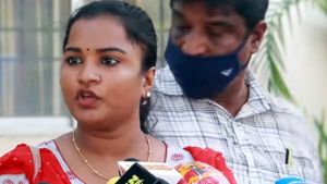 Actress: కారులో నా చెల్లెలి ప్యాంట్, నా బట్టలు చింపేశారు, ఆ వీడియోలతో బ్లాక్ మెయిల్, నటి ఫైర్! 