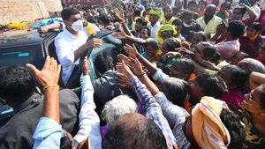 హీటెక్కిన టెంపుల్ టౌన్: బరిలో నారా లోకేష్..అక్కడే మకాం: సేవ్ తిరుపతి పేరుతో: రేపు పవన్